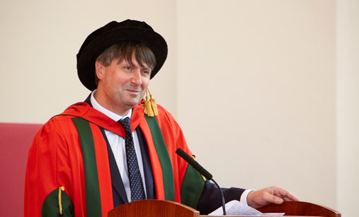 Simon Armitage accepting his honorary degree