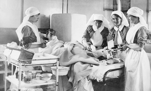 Nurses_treating_patient_in_World_War