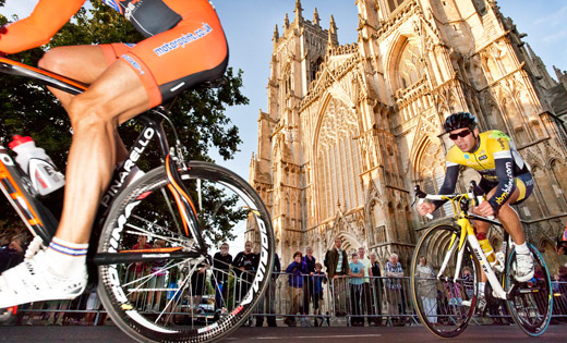 Cyclists_passing_York_Minster