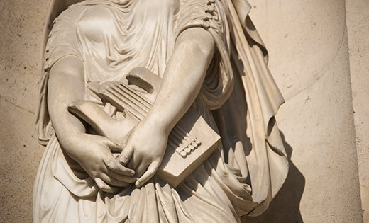 Statue_holding_a_harp