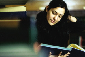 student_reading_in_library